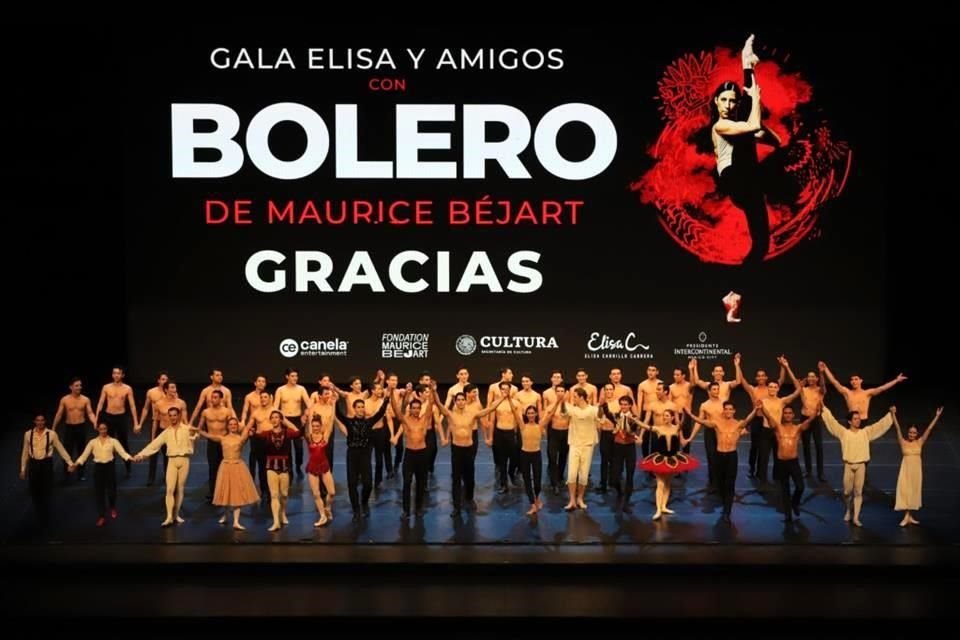 Al final del espectáculo, Elisa Carrillo agradeció con todos los participantes al publicó que aclamó su danza.