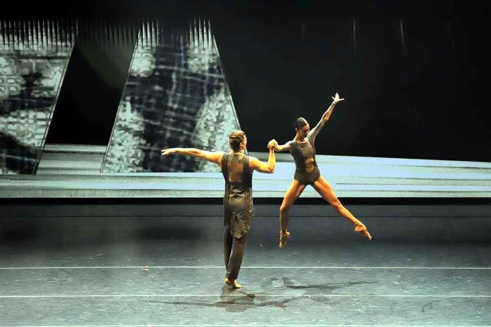 Antes del 'Bolero', Elisa Carrillo mostró su versatilidad dancística al compartir escenario con el coreógrafo y bailarín Yury Smekalov.