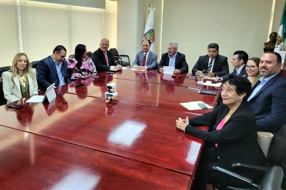  Tras una mesa de trabajo privada en el Congreso, se señaló que estas bandas están conformadas por abogados y empresarios que actúan en contubernio para apropiarse de inmuebles.