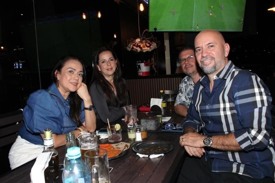 Nadia Rodríguez, Yecy Robles, Noé García y Jose Neávez