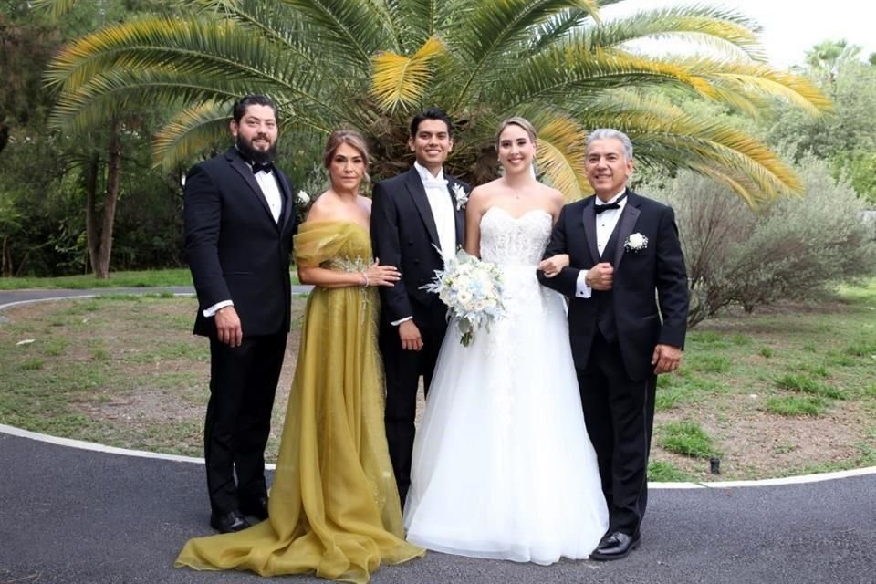 Roberto Novoa Saldívar, María Esther Saldívar Parás, Raúl Novoa Saldívar, Fernanda Valderrama Pinto y Roberto Novoa Cedillo