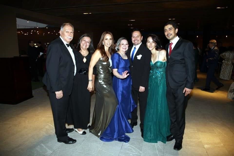 Alejandro Reyes, Socorro Carrales de Reyes, Katy Reyes de Frías, Yolanda Garza de Reyes, Gilberto Reyes Garza, Alejandra Reyes y Daniel Rodríguez
