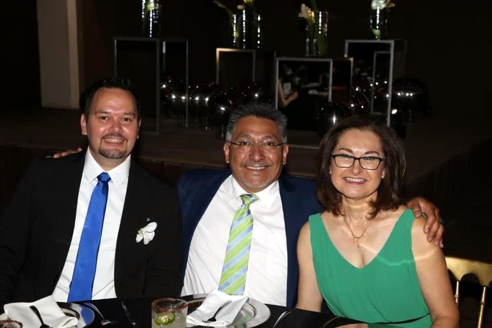 Gilberto Reyes Garza, Cruz Múñoz y Martha Dávila