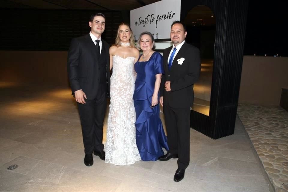José Rubén Rodríguez, Gabriela Reyes Garza, Yolanda Garza de Reyes y Gilberto Reyes Garza
