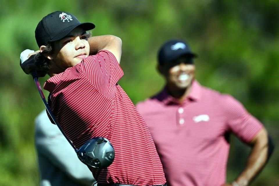 Charlie Woods es observado por su padre, Tiger Woods, en el torneo de golf PNC Championship, en diciembre de 2024.