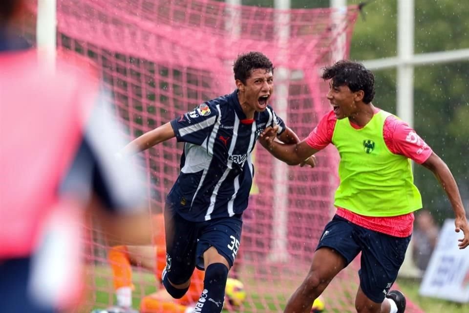 Adán Sánchez (izq.) fue el autor del único gol.