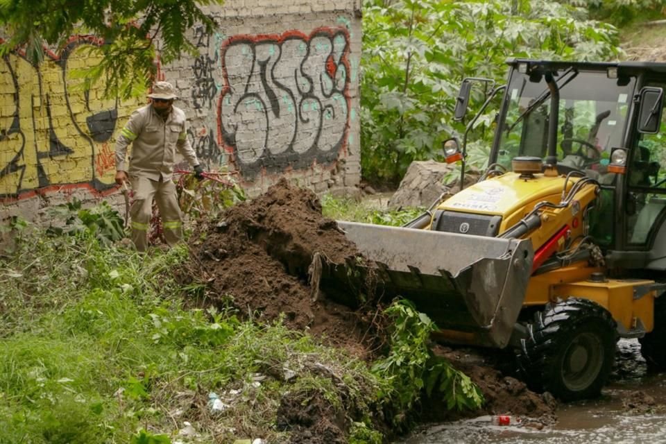 Entre enero y abril, según cifras oficiales, en la demarcación se desazolvaron 127 mil 376 metros lineales y se limpiaron diversos puntos como pozos, coladeras y rejillas. 