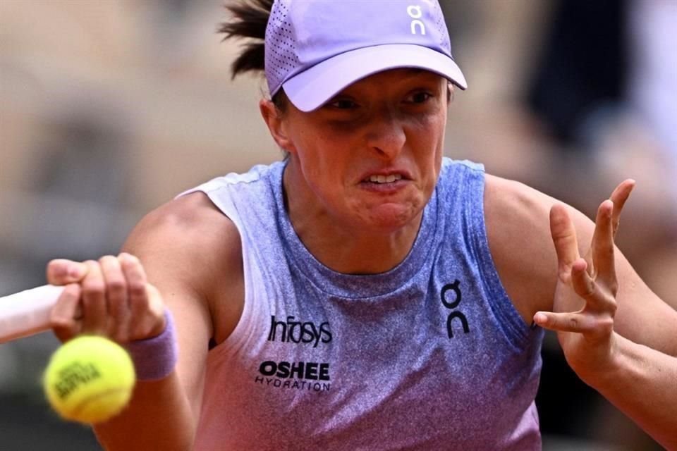 La polaca Iga Swiatek devuelve un golpe de derecha a la británica Emma Raducanu, durante su partido en el cuarto día del Abierto de Francia.