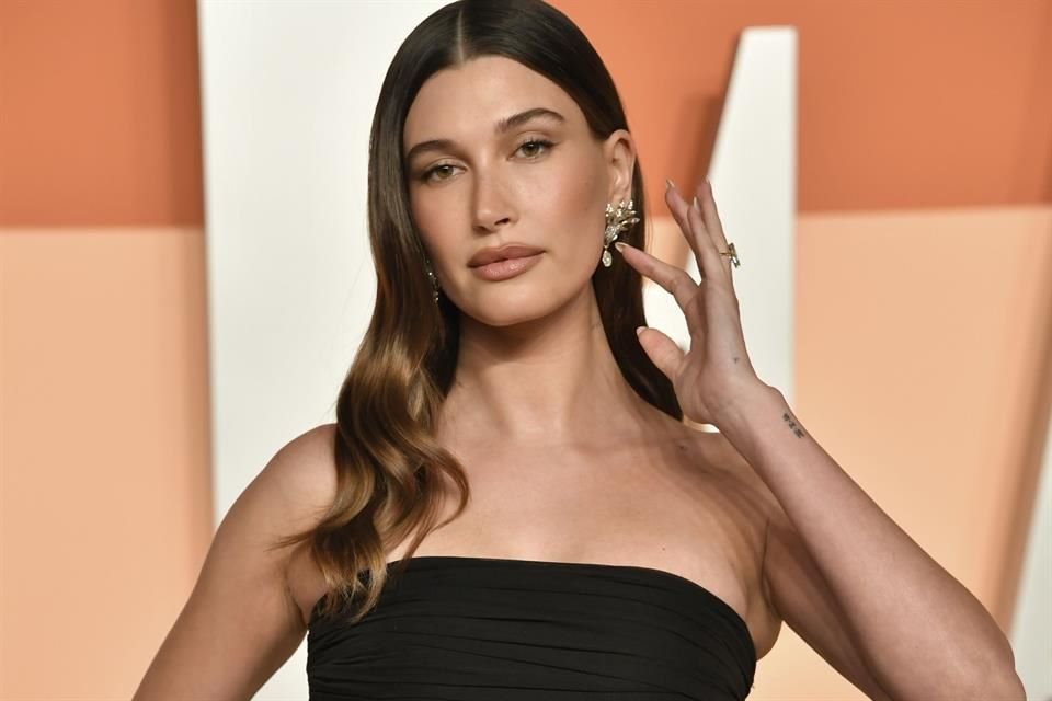 El conglomerado Elf Beauty adquirirá la marca de maquillaje Rhode, propiedad de Hailey Bieber, por mil millones de dólares.