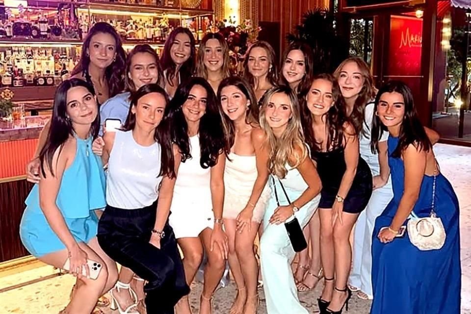 Raquel Torre y Gaby Sada con su grupo de amigas.