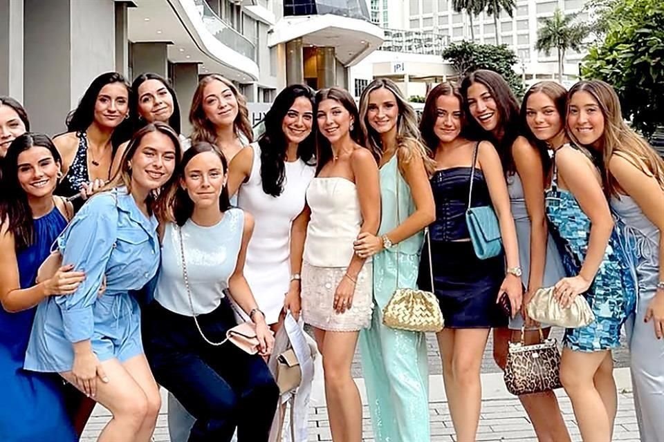 Gaby Sada y Raquel Torre y  con sus amigas.