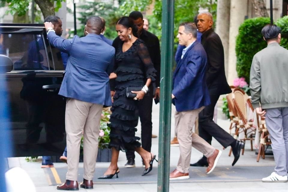 Barack y Michelle Obama reaparecen en cita nocturna en NY, despejando rumores de crisis matrimonial tras semanas de especulación.