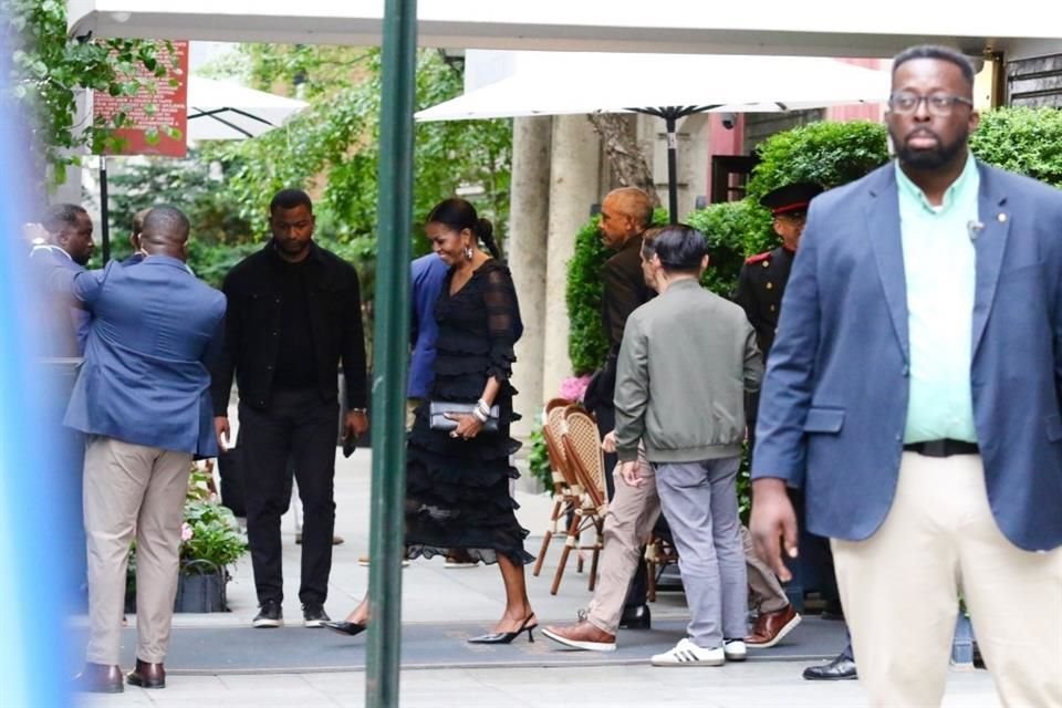 La pareja salió del exclusivo restaurante del hotel The Lowell en Midtown Manhattan, luciendo sonriente y en compañía de un discreto pero atento equipo del Servicio Secreto.