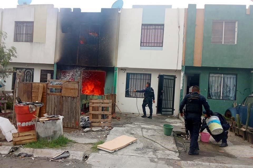 Con apoyo de los vecinos, los uniformados trabajaron para tratar de controlar el fuego, utilizando botes con agua que acercaban algunos habitantes.