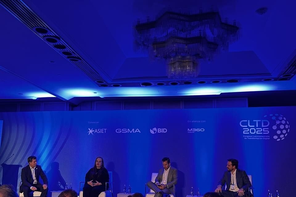 Juan Martín Ozores, presidente de ENACOM; Claudia Ximena Bustamante, directora ejecutiva de CRC; Lucas Gallito, director general para Latam de la GSMA; Carlos Baigorri, Anatel.