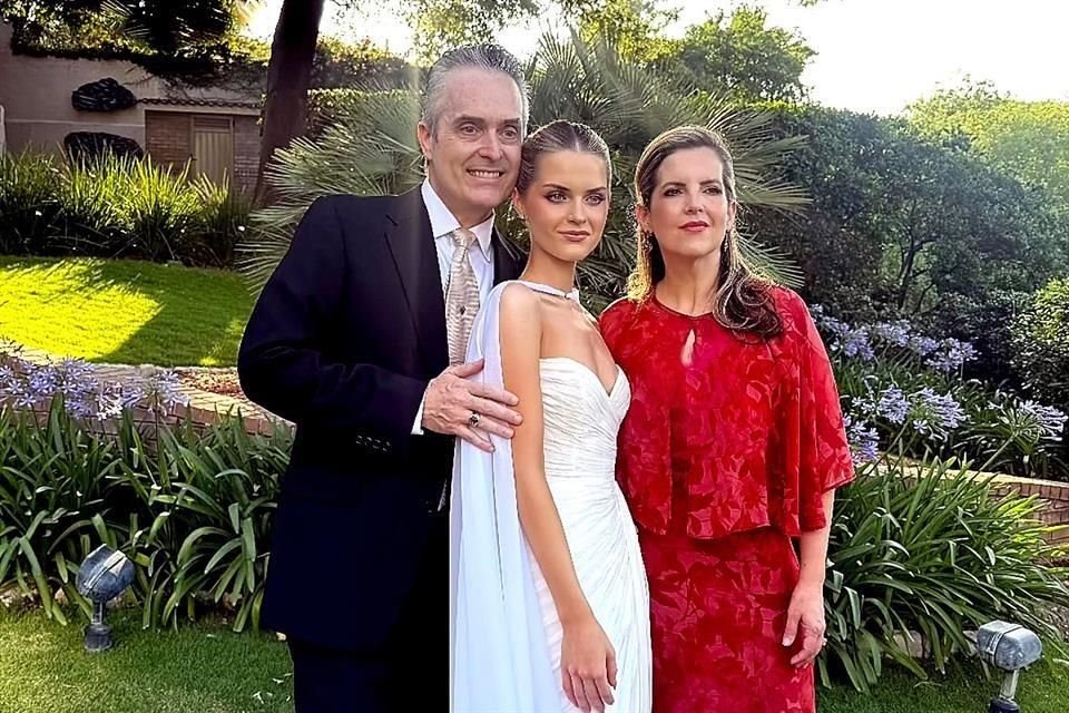 LA NOVIA CON SUS PAPÁS. Bernardo Sada Alanís y Vanina González de Sada