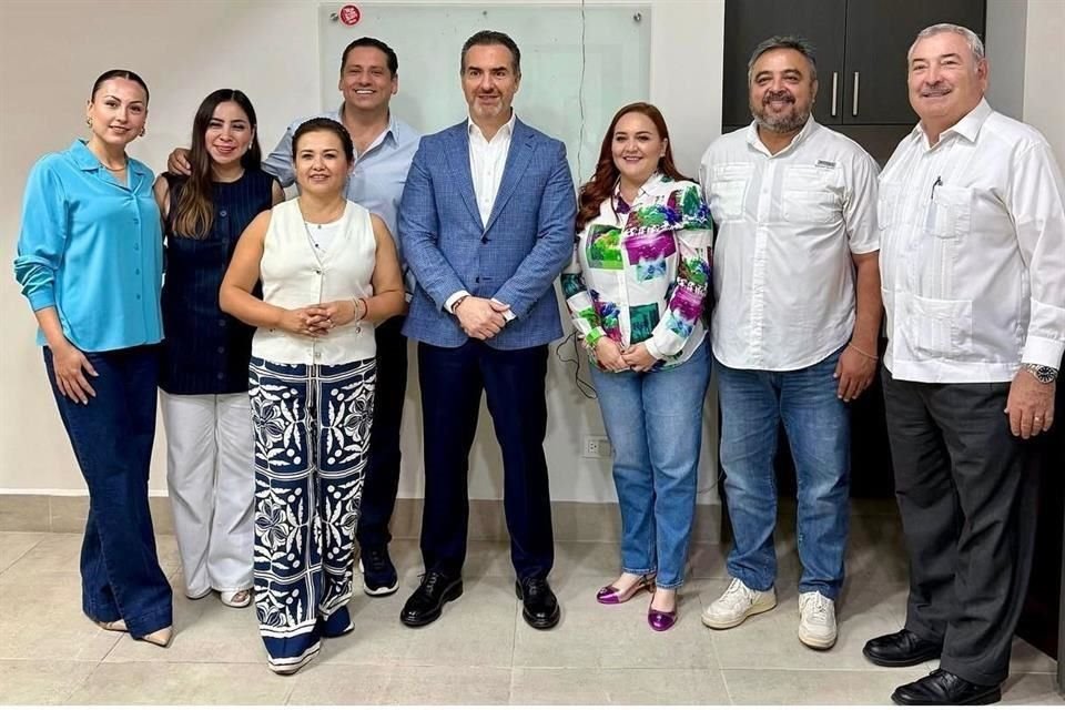 Margarita Garza de la Garza (izq. a der.), Lilia Olivares, Nancy Holguín, Homero Niño, el Alcalde Adrián de la Garza, Annia Gómez, Víctor Pérez y Pedro Garza.
