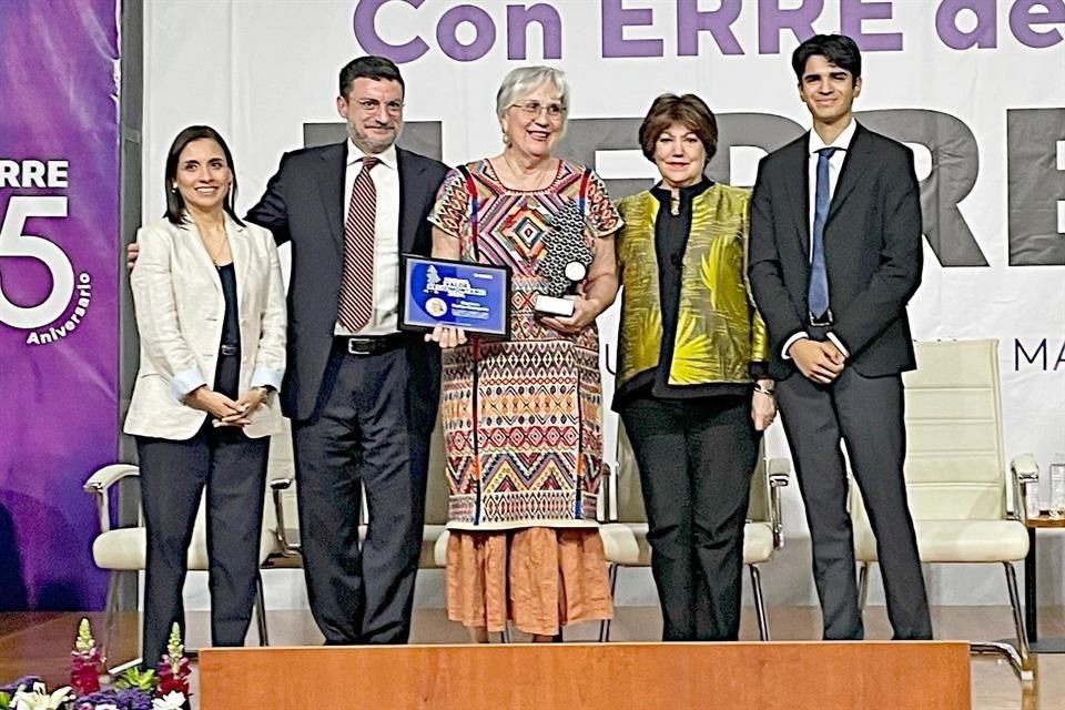 Melissa Segura (izq. a der.), Alejandro Madrazo, Carmen Farías, Sofialeticia Morales y Emilio Martínez durante la ceremonia del Premio Valor Regiomontano 2024.