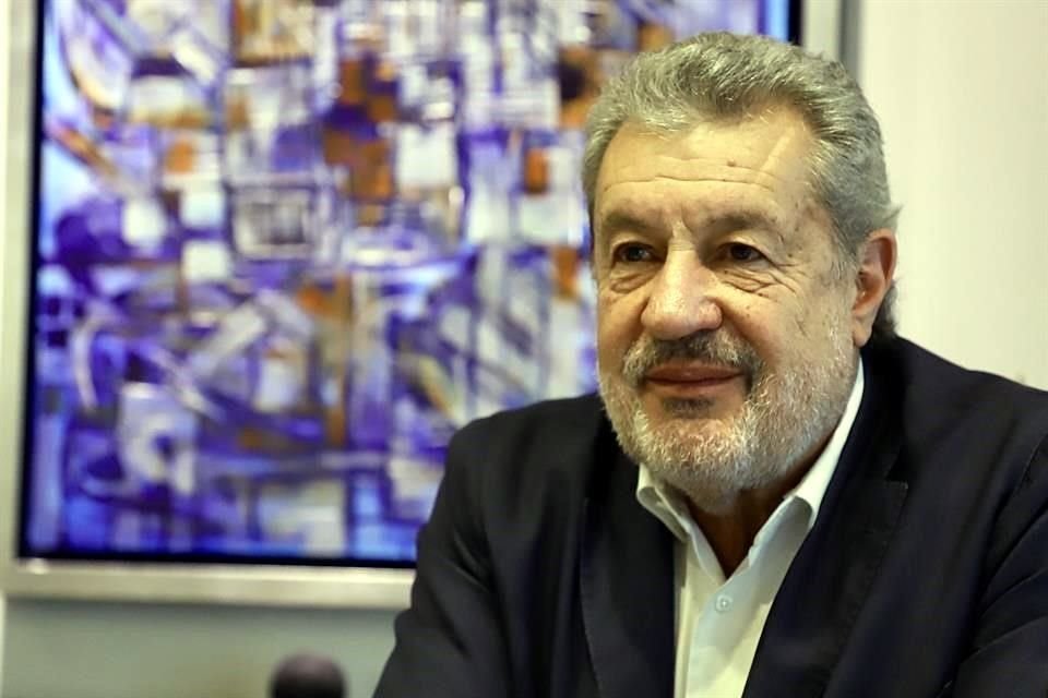 Posa Marcos Martínez Gavica, presidente de la BMV, durante entrevista en las instalaciones de la Bolsa Mexicana de Valores.