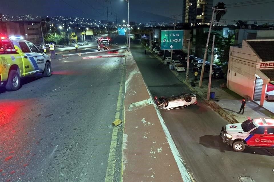 El automóvil Mustang GT derribó un tramo de casi 30 metros de barandal, y tras el impacto, se desprendió un neumático que alcanzó a golpear un anuncio bandera en el lugar.
