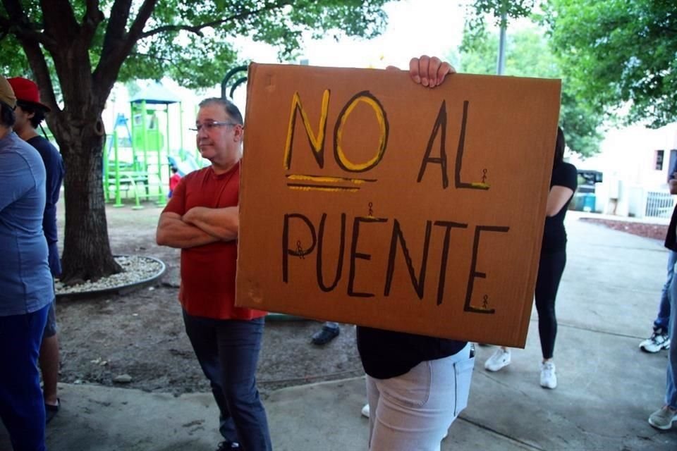Anoche, casi 100 colonos del Huajuco se reunieron con funcionarios regios por más de dos horas.