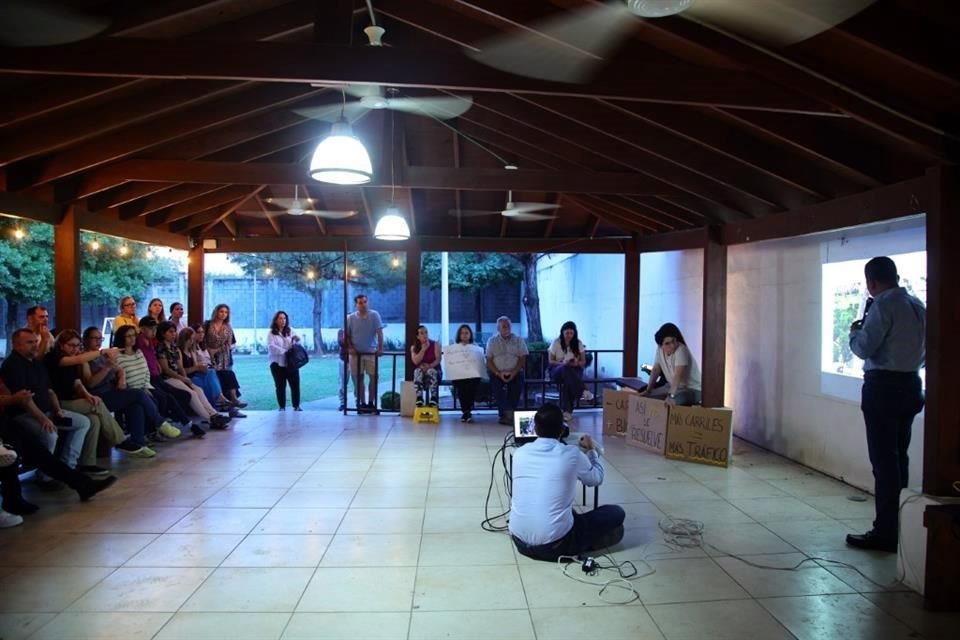 Anoche, casi 100 colonos del Huajuco se reunieron con funcionarios regios por más de dos horas.