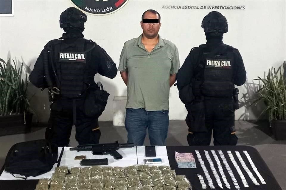El detenido fue identificado como Luis, de 36 años, a quien le encontraron 76 dosis de cristal, 53 envoltorios de mariguana, 52 dosis de cocaína, una báscula gramera y dinero en efectivo.