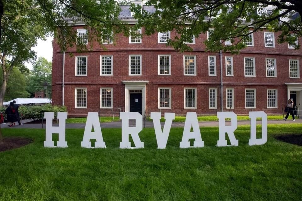 Una jueza de Boston dijo que emitiría orden para bloquear esfuerzos de Trump para impedir que Harvard inscriba a estudiantes extranjeros.