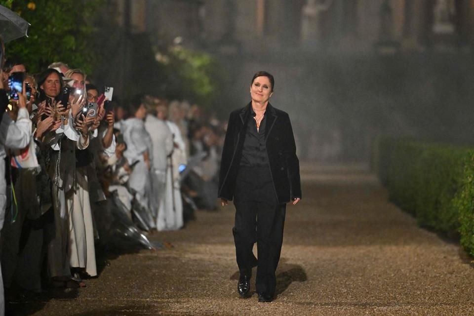 La casa de moda afirmó que Chiuri 'redefinió la identidad y la feminidad de la mujer Dior, celebró y reimaginó el icónico legado y savoir-faire'.