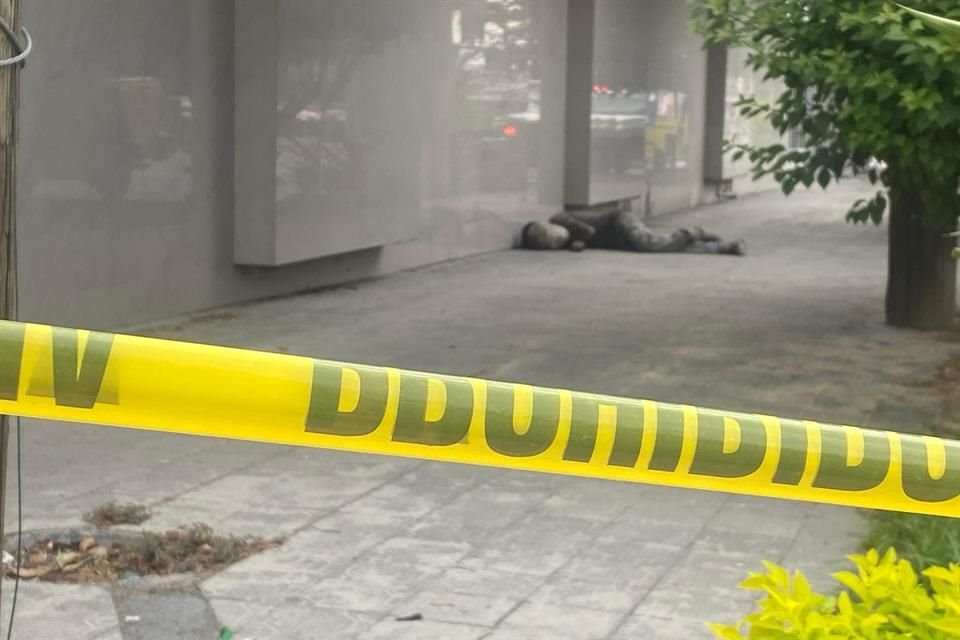 Junto a la cabeza del hombre se encontró una piedra de gran tamaño.