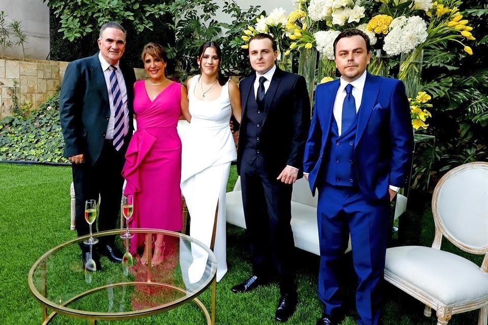Virgilio Garza Treviño, Myriam Guajardo de Garza, LOS CONTRAYENTES y Antonio Solar Ibarra, hermano del novio