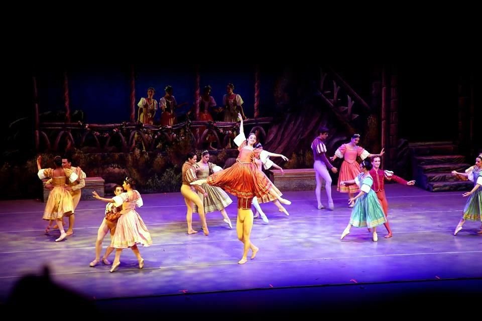 El Ballet de Monterrey volvió a demostrar su buen nivel, esta vez con la primera de las cinco funciones de 'El Lago de los Cisnes'.