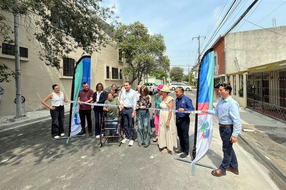 Ángeles Galván, Secretaria de Obras Públicas, manifestó que se reconstruyeron 7 mil 400 metros cuadrados, de la calle Abasolo hasta Naranjo.