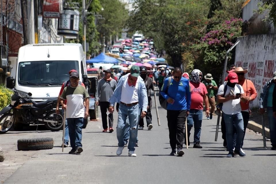 Los maestros marcharon hacia la Autopista del Sol y la bloquearon, después se dirigieron a su sede sindical.
