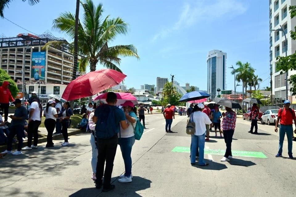 En Acapulco, maestros marcharon por la Costera Miguel Alemán e instalaron por unas horas un plantón en la Glorieta de la Diana. 