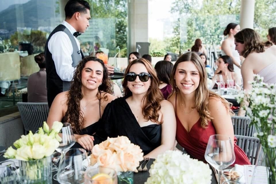 Nelva Chávez, Eugenia Sánchez y Andrea Ruther