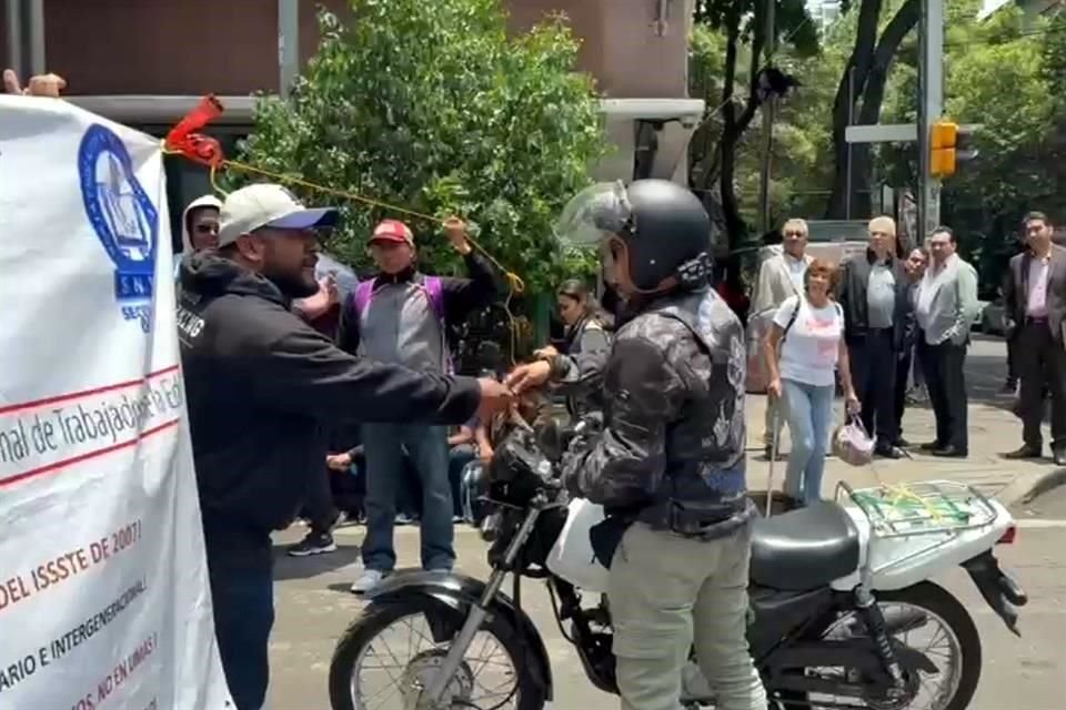 Motociclista dijo que maestros deberían dirigirse a las oficinas de la SEP para resuelvan sus asuntos.