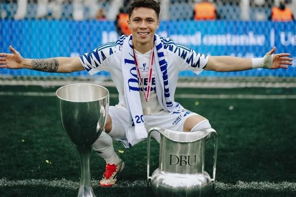 Rodrigo Huescas posa con los dos trofeos que ganó con el FC Copenhague en su primera temporada en Europa.
