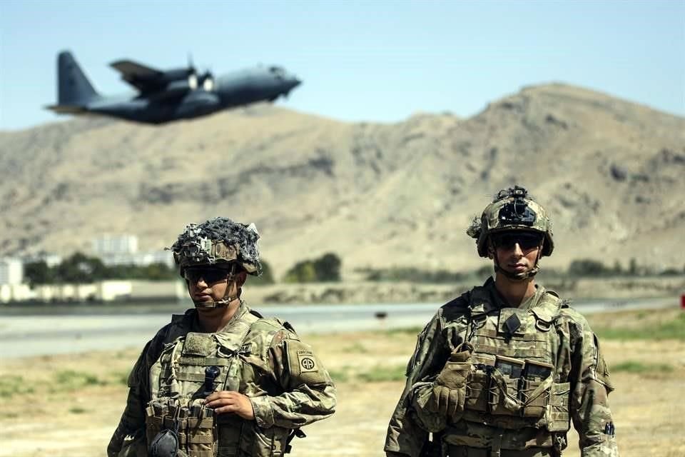 El Ejército de Estados Unidos sigue vigilando el aeropuerto de Kabul.