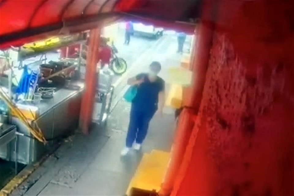 La mujer se llevó a la bebé en una bolsa para pasar desapercibida.