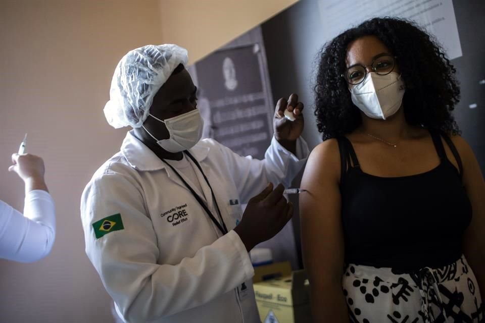 Aplicación de la vacuna Pfizer en Rio de Janeiro, Brasil.