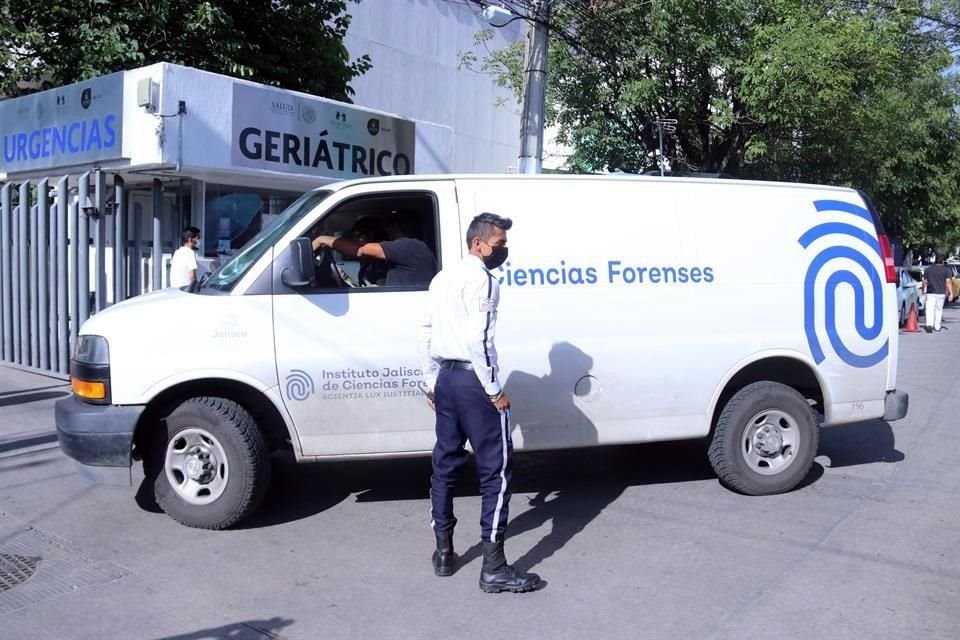 Personal del Instituto Jalisciense de Ciencias Forenses acudieron para intentar seguir el rastro de la mujer que robó a la recién nacida.