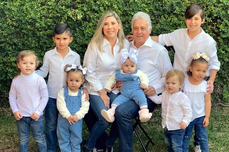 Paty González y Héctor González con sus nietos Alberto Valencia, Diego González, Greta Valencia, Alessia Valencia, Adrien González, Krizia González y Héctor González