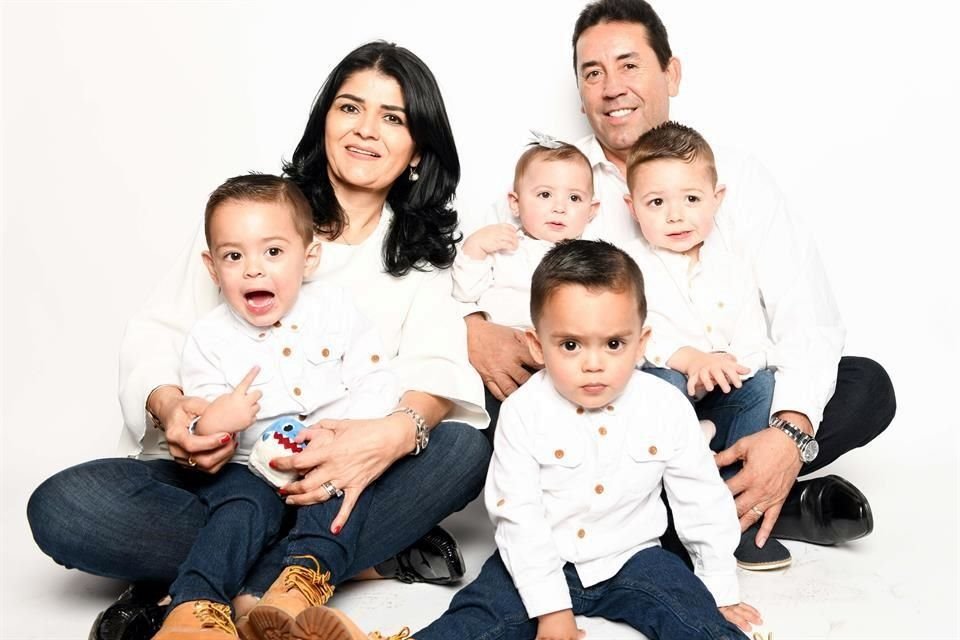 Chachis Tamez de Martínez  y Rodolfo Martínez con sus nietos Loretta Martínez, Rodolfo Martínez, Luis Daniel Lara Martinez y Luis Andrés Lara Martínez