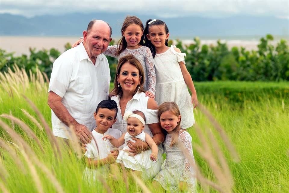 Mario y Lily Cavazos con sus nietos  Juan Pablo Soto Cavazos, María Sofía Soto Cavazos, Camila Salinas Cavazos, Victoria Salinas Cavazos y Ana Paula Soto Cavazos