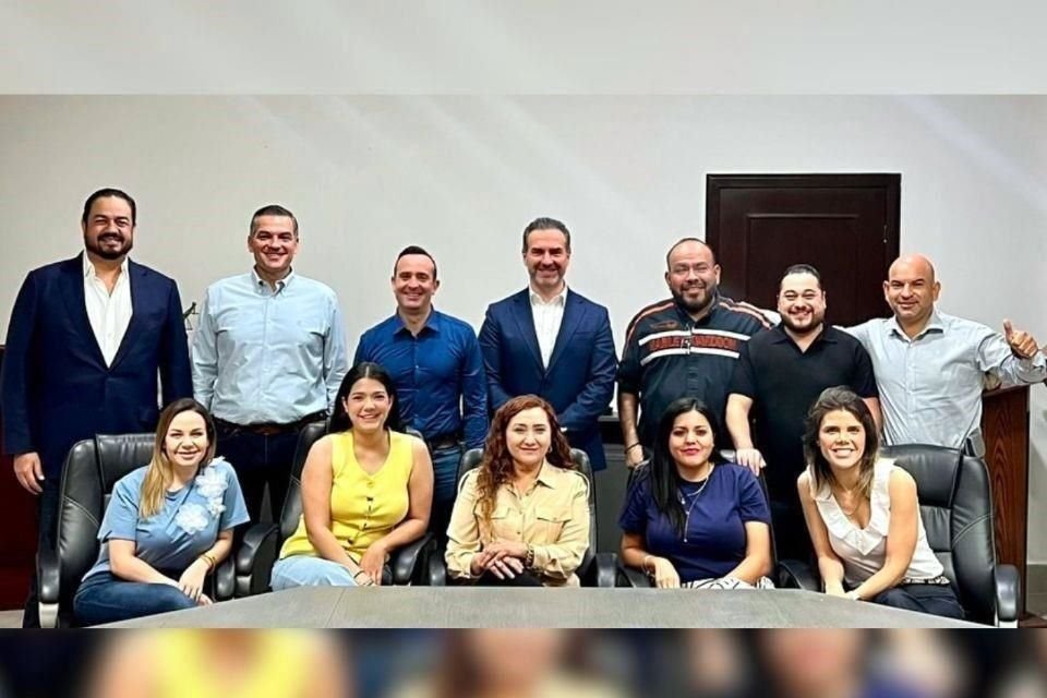 La reunión realizada de forma privada también sirvió para tener un acercamiento con los legisladores y la dirigencia estatal albiazul.