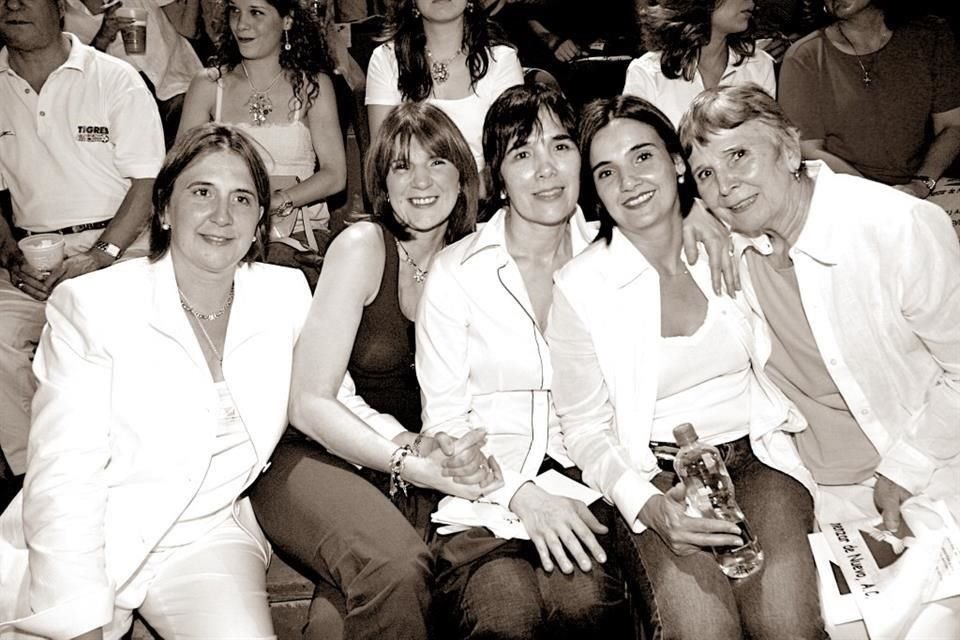 CON SUS HIJAS. Marisa, Lucía, Catalina y Gabriela Fernández Guajardo, en el 2003. También es mamá de Jorge, David, Marcelo y José Fernández Guajardo