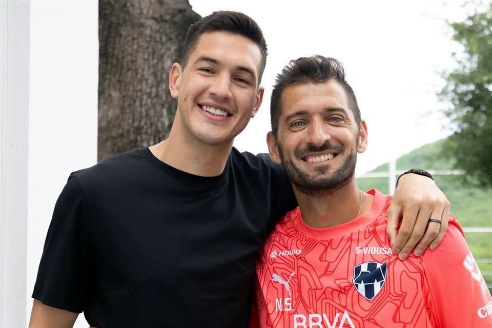 César Montes aprovechó para saludar a algunos de sus ex compañeros en Rayados.