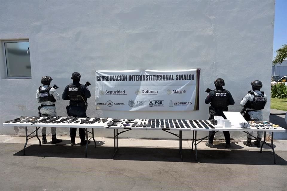 La cuarta revisión tras una balacera al interior del Centro Penitenciario de Aguaruto en Culiacán, Sinaloa, reveló un arsenal de armas de grueso calibre, celulares drogas y equipos de internet.