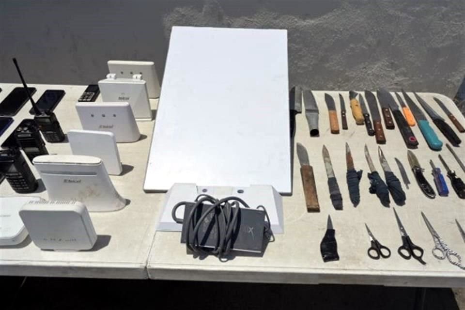 La cuarta revisión tras una balacera al interior del Centro Penitenciario de Aguaruto en Culiacán, Sinaloa, reveló un arsenal de armas de grueso calibre, celulares drogas y equipos de internet.